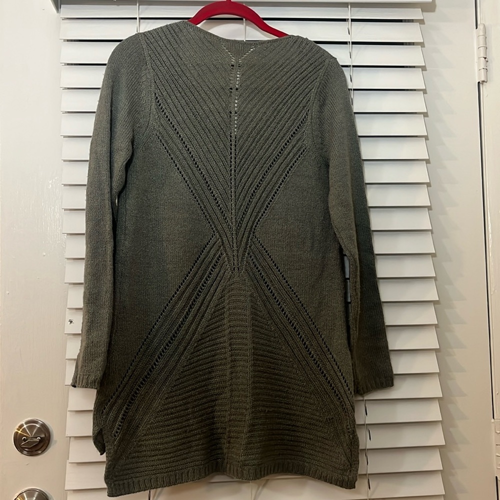 Merona V-Neck Gray Sweater with detailed stitching on rear. Size Small.
